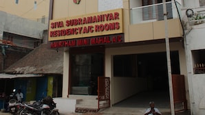 Een gebouw met een bord waarop 'Siva Subramaniyar Residency A/C Rooms' staat.