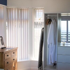 Habitació doble, balcó, vistes al mar | Planxa i posts de planxar i wifi gratuïta 