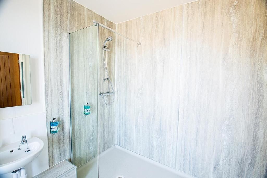 Single Room | Bathroom | Hair dryer, towels, shampoo, toilet paper