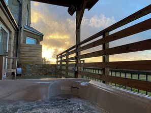 Outdoor spa tub - Poseidon's Inn (Lossiemouth)