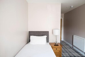 Single Room | Iron/ironing board, free WiFi, bed sheets - Poseidon's Inn (Lossiemouth)