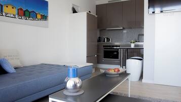 Apartment, Balcony, City View | In-room dining