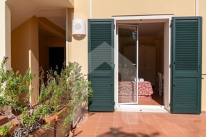 Room - Homiday - Villa Rosella, Two Bedroom Apartment Interior 1 (Roseto degli Abruzzi)