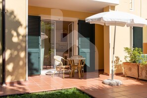 Outdoor dining - Homiday - Villa Rosella, Two Bedroom Apartment Interior 1 (Roseto degli Abruzzi)