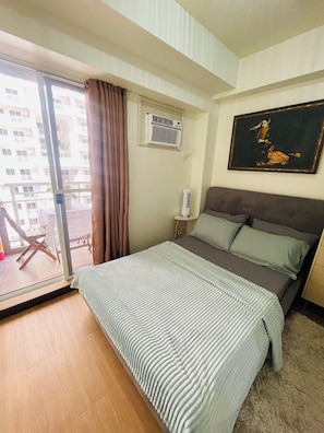 Iron/ironing board, WiFi, bed sheets - Cozy LUZZO HOME 1-br luxury condo in  Kapitolyo pasig area 2mins away from BGC (Pasig)