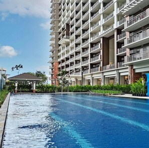 Pool - Cozy LUZZO HOME 1-br luxury condo in  Kapitolyo pasig area 2mins away from BGC (Pasig)