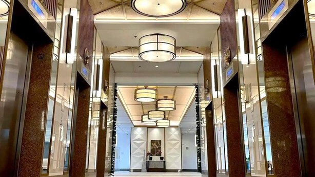 A spacious, modern lobby with a geometric ceiling design, multiple chandeliers, and a central decorative piece. - Cozy LUZZO HOME 1-br luxury condo in  Kapitolyo pasig area 2mins away from BGC (Pasig)