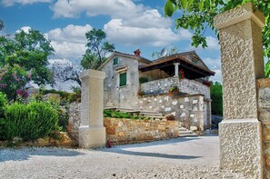 Property grounds - Country house with large pool & fantastic views (Vižinada)