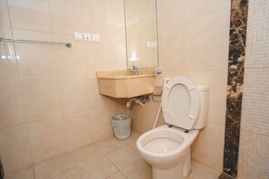 Tina, secadora de cabello, pantuflas, toallas 