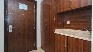 A wooden door with a metal handle and a small sign on it. - Jawharat Al Diyar - 1 (Makkah)