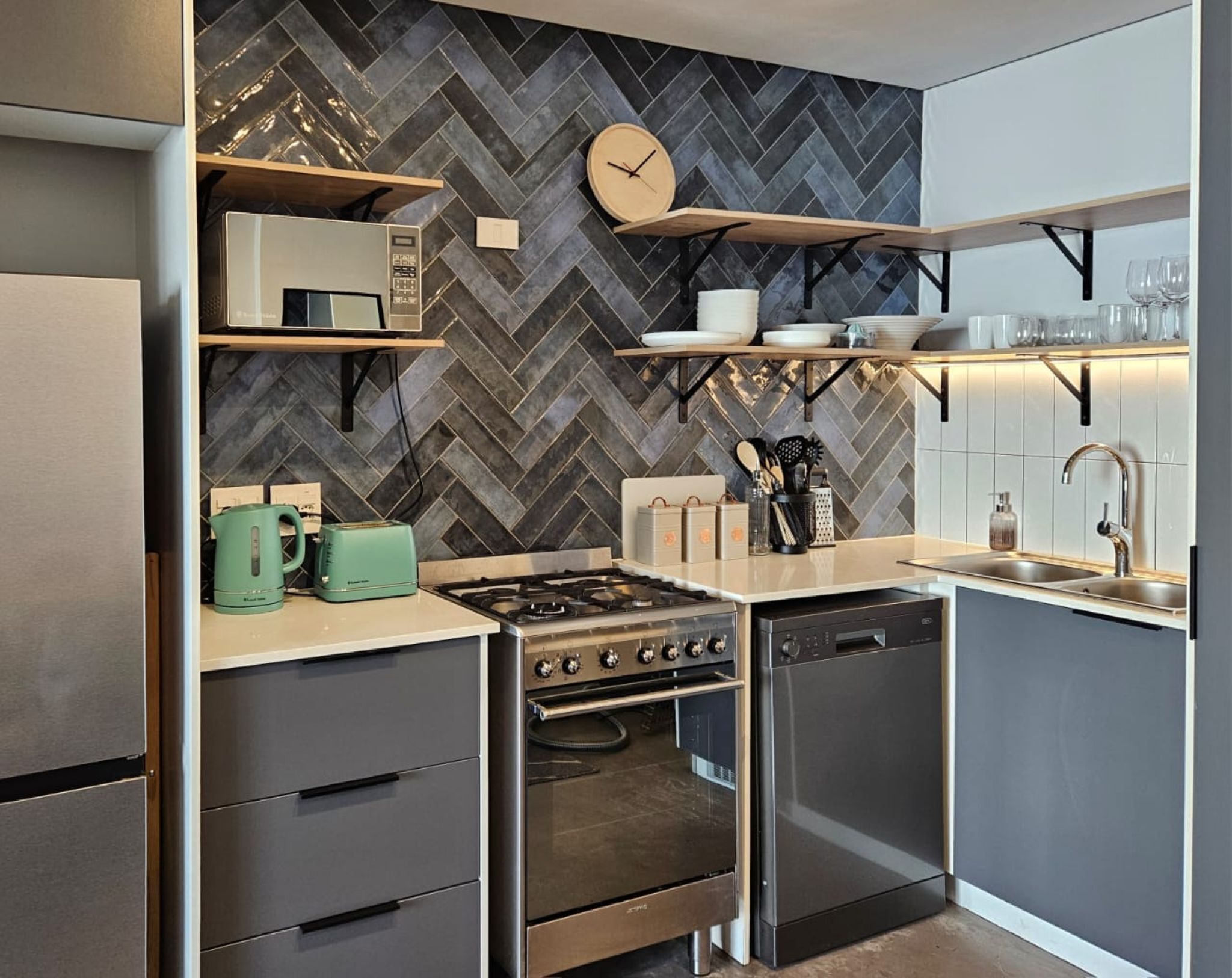 Lejlighed - 2 soveværelser | Privat køkken | Køleskab, mikrobølgeovn, ovn, køkkentøj/tallerkener/redskaber