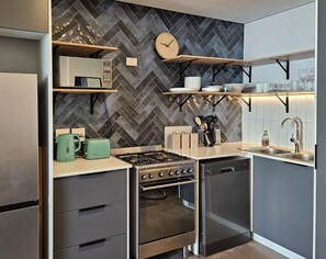 Lejlighed - 2 soveværelser | Privat køkken | Køleskab, mikrobølgeovn, ovn, køkkentøj/tallerkener/redskaber