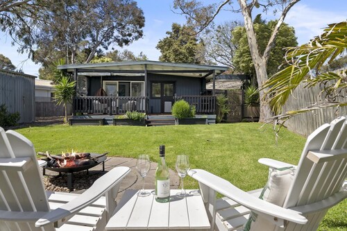 Ohana Hale, Safety Beach - Relaxed Coastal Hideaway. Steps to the Beach. Perfect for Families & Friends