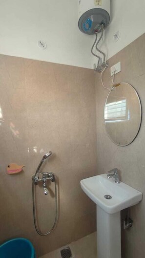 Luxury Room | Bathroom | Shower, towels, soap, shampoo - MP Residency Homestay (Munsyari)