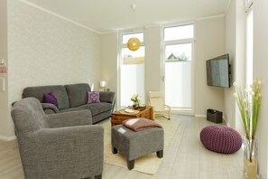 TV, books, stereo - Beautiful apartment with sauna, south-facing on Usedom in Ostseeland, near the beach (Karlshagen)