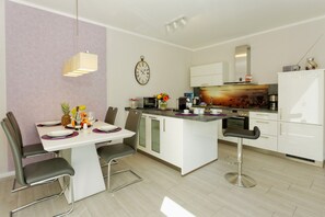 Fridge, microwave, oven, stovetop - Beautiful apartment with sauna, south-facing on Usedom in Ostseeland, near the beach (Karlshagen)