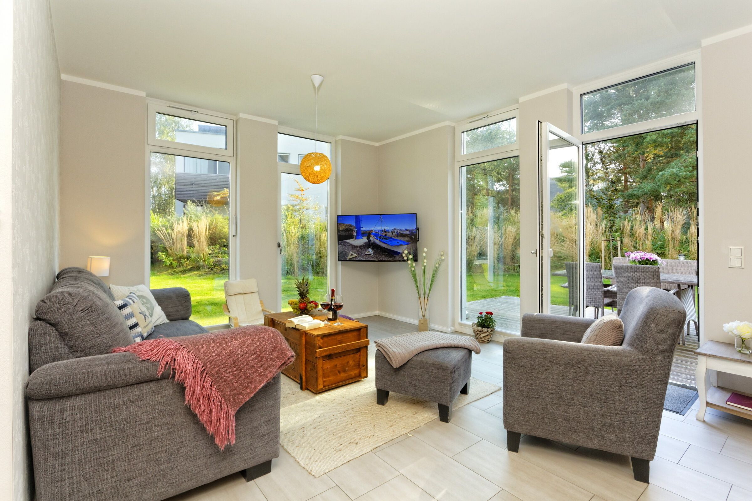 Téléviseur, livres, chaîne audio