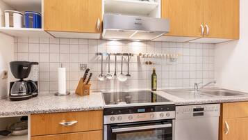 Frigorifero, microonde, forno, piano cottura