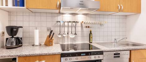 Kjøleskap, mikrobølgeovn, ovn og kokeplater