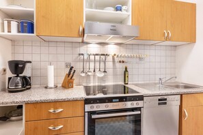 Køleskab, mikrobølgeovn, ovn, kogeplade