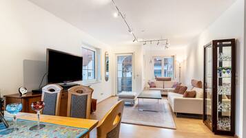 Télévision, lecteur de DVD, chaîne hi-fi