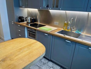 Private kitchen - Georgious 02 bedroom apartment in Quarter Latin, area St Germain des Prés church (Paris)