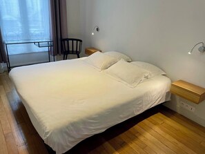 Iron/ironing board, WiFi, bed sheets - Georgious 02 bedroom apartment in Quarter Latin, area St Germain des Prés church (Paris)