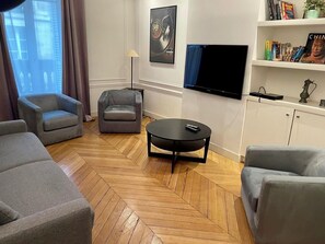 Living area - Georgious 02 bedroom apartment in Quarter Latin, area St Germain des Prés church (Paris)