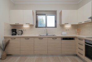 Fridge, microwave, oven, stovetop - Casa Maria- with private pool & sea view (Planos)