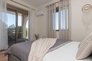 In-room safe, iron/ironing board, free WiFi, bed sheets - Casa Maria- with private pool & sea view (Planos)