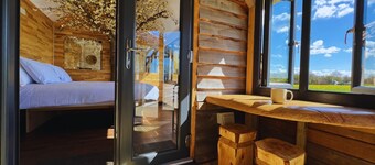 Dog friendly, Tinywood Four with hot tub set in Long Itchington, Warwick