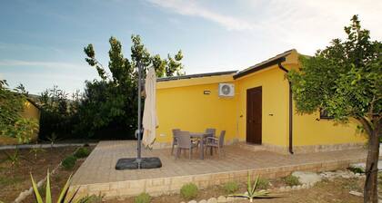Il Rifugio sul Mare is a small independent house surrounded by a fragrant lemon garden, just 100 meters from the beach.The house includes a fully equipped kitchen, a bathroom, and a cozy double bedroom. Outside, you’ll find a private relaxation area wi