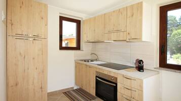 Een koelkast, een oven, een kookplaat, een kinderstoel