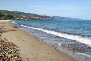 Beach nearby - Il Rifugio sul Mare is a small independent house surrounded by a fragrant lemon garden, just 100 meters from the beach.The house includes a fully equipped kitchen, a bathroom, and a cozy double bedroom. Outside, you’ll find a private relaxation area wi (Caronia)