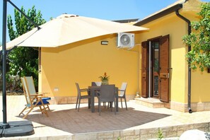 Outdoor dining - Il Rifugio sul Mare is a small independent house surrounded by a fragrant lemon garden, just 100 meters from the beach.The house includes a fully equipped kitchen, a bathroom, and a cozy double bedroom. Outside, you’ll find a private relaxation area wi (Caronia)