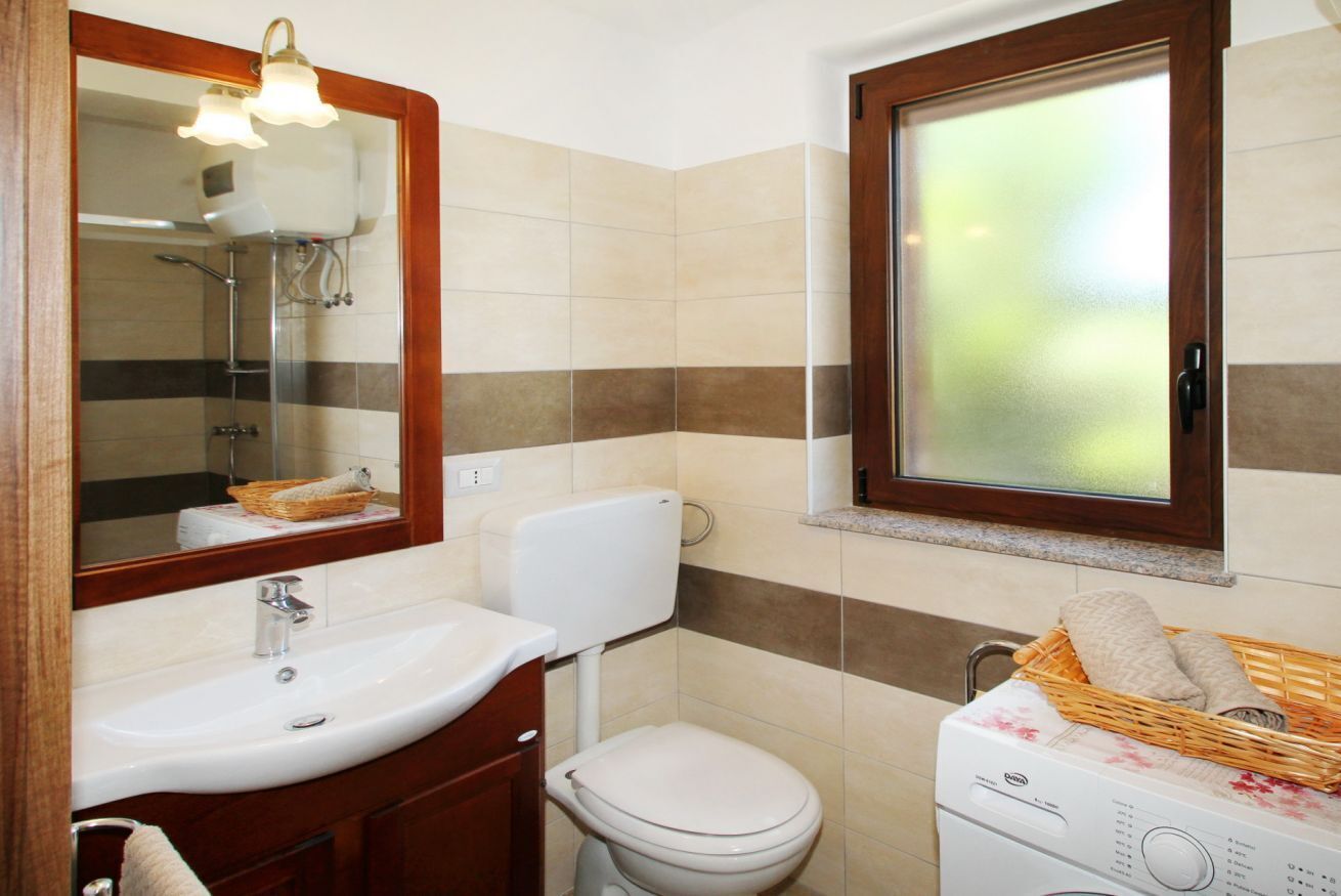 Ducha, bidet, toallas, shampoo