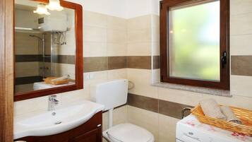 Ducha, bidet, toallas, shampoo