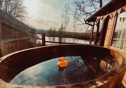 Willow Lodge with hot tub, Brandesburton in East Yorkshire