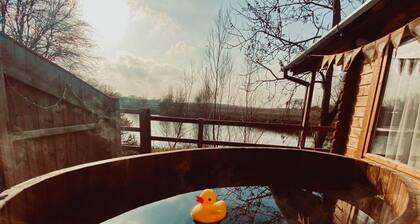 Willow Lodge with hot tub, Brandesburton in East Yorkshire