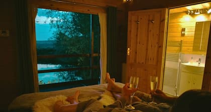 Willow Lodge with hot tub, Brandesburton in East Yorkshire
