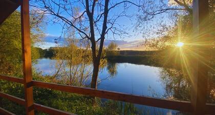Willow Lodge with hot tub, Brandesburton in East Yorkshire