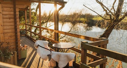 Willow Lodge with hot tub, Brandesburton in East Yorkshire