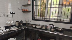 Une cuisine dotée d’un plan de travail en marbre, d’appareils électroménagers en acier inoxydable et d’une fenêtre à carreaux.
