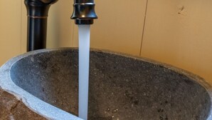 Ein Steinkonstruktion mit einem Wasserhahn.