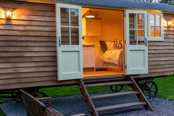 Explore West Midlands and unwind at Snowdon Farm
