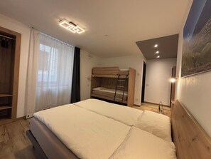 Habitación cuádruple, vista a la montaña | Wifi gratis