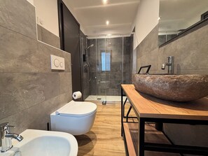 Habitación con 1 cama matrimonial o 2 individuales, 1 cama Queen size, vista a la montaña | Baño