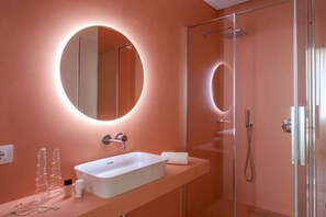 Regadera, bidet, toallas, shampoo 