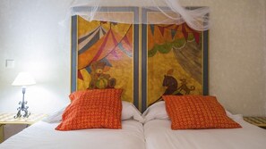 Een strijkplank/strijkijzer, beddengoed