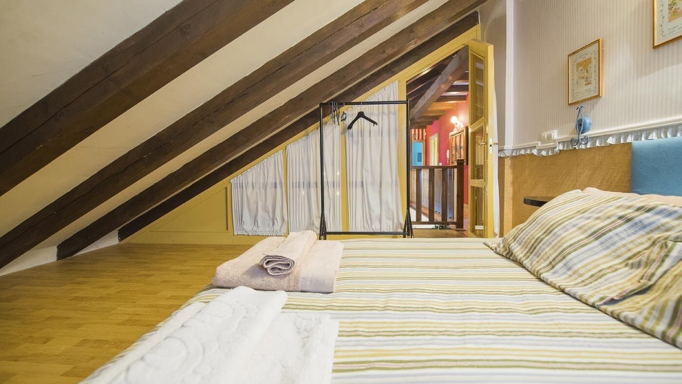 Iron/ironing board, bed sheets